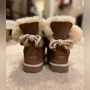 UGG mini Bailey Bow - size 7